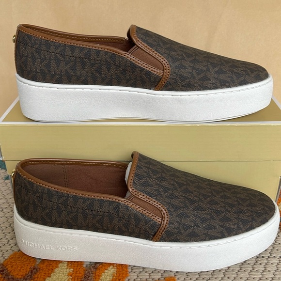 Michael Kors TEDDI SLIP ON
MK SIGNATURE SM
49FOTDFP3B
Platforms - Sneakers - Picture 2 of 16